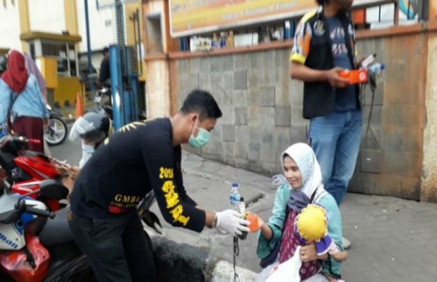 Foto : Pembagian masker dan takjil
