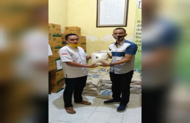 Foto: SURYADI Anggota DPRD Kota Malang saat memberikan bantuan