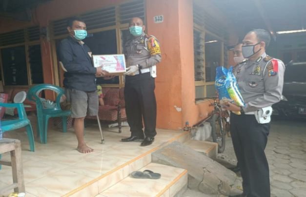 Foto:Kasat Lantas Polres Pamekasan Berikan Bantuan Pada Korban Laka