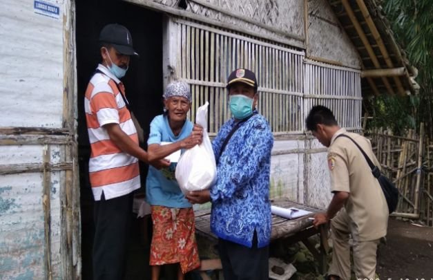 Foto: Penyerahan Bantuan Paket Sembako oleh Lurah Antirogo, Juprianto pada Masyarakat