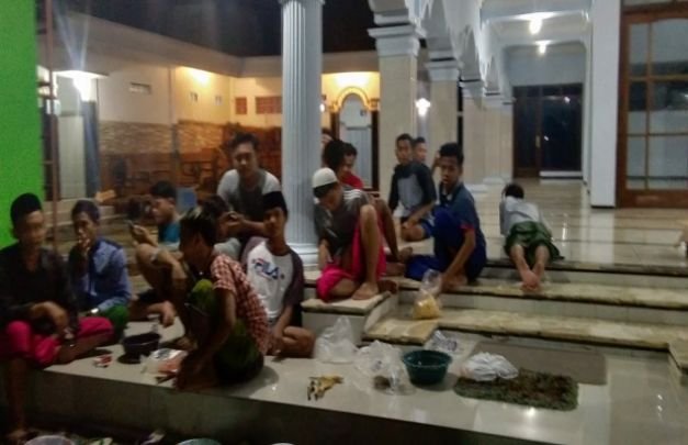 Foto : Anggota Remas Royatul Islam setelah kerja bakti