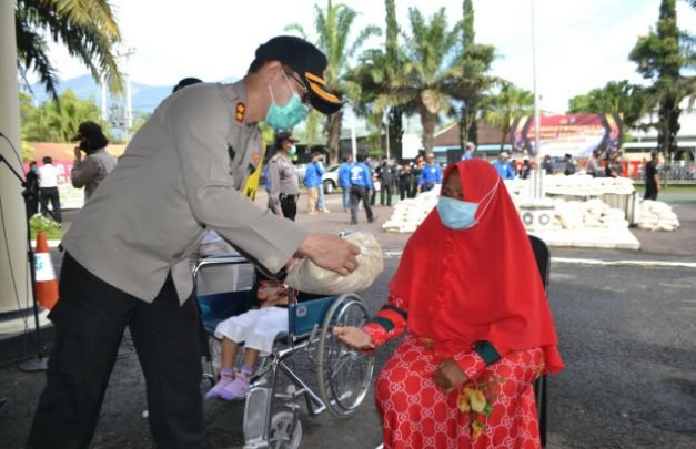 Foto: Kapolres Batu AKBP Harviadhi Agung Prathama, SIK., MIK saat menyerahkan beras bantuan Mabes Polri secara simbolis .