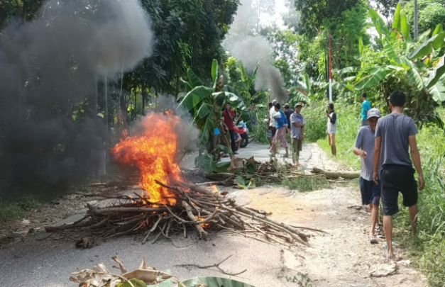 Foto: Lokasi Jalan Yang di Tutup Oleh Warga