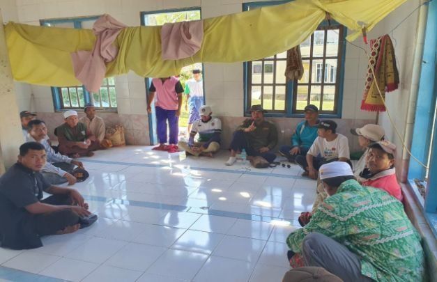 Foto: Badrul Aini, politisi asal kepulauan saat bersama warga Desa Sabuntan