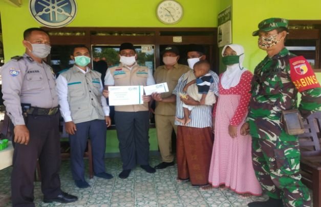 Foto: Penyerahan Bansos Dari YBM PLN UP3 Pamekasan Ke Satya Triwandra Lukmansyah