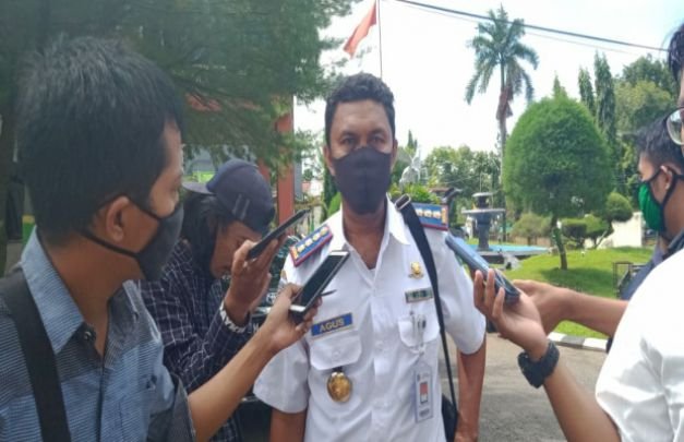 Foto: Kadishub Sumenep saat diwawancara oleh sejumlah awak media.