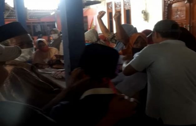 Foto : Warga datangi kantor kepala desa