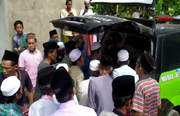 Foto: Suasana pengambilan jenazah dari mobil ambulan.