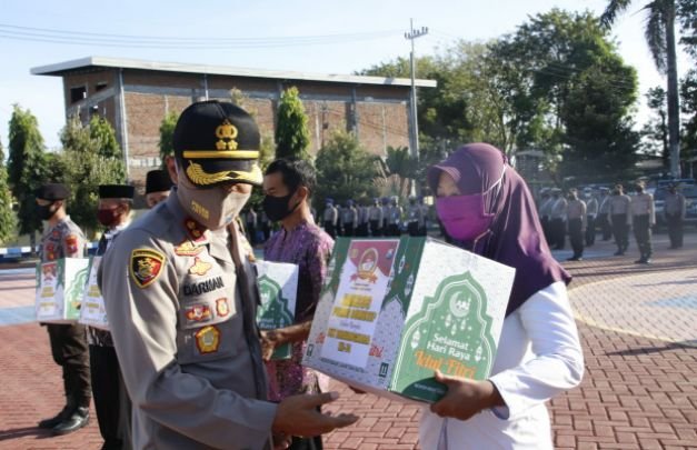 Foto: Suasana pembagian Sembako