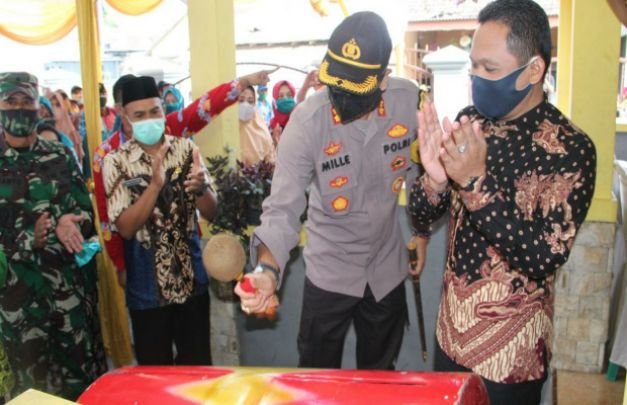 Foto: Kapolres Lumajang AKBP Deddy Foury Millewa, menabuh kentongan tanda peresmian