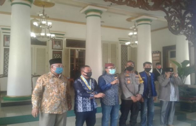 Foto: Bupati Pamekasan saat jumpa pers di Mandhapa Agung Ronggosukowati