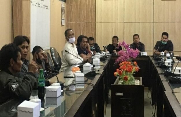 Fotonya : Audensi Warga Desa Lembengan dengan Komisi A DPRD Jember