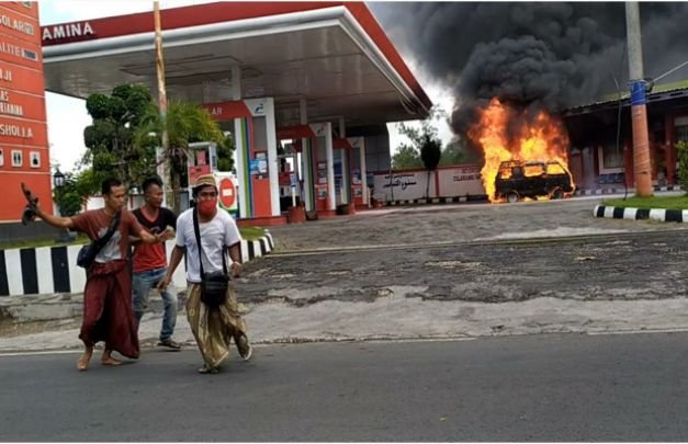 Foto: Satu Unit Mobil Carry Yang Terbakar di SPBU Larangan Badung