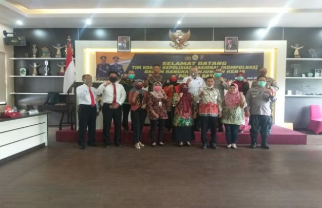 Foto:Kapolres Batu AKBP Harviadhi Agung Prathama, SIK, MIK dan anggota Kompolnas Andrea. H. Poeloengan, SH, M.Hum bersama dinas terkait saat sesi foto bersama, usai koordinasi.