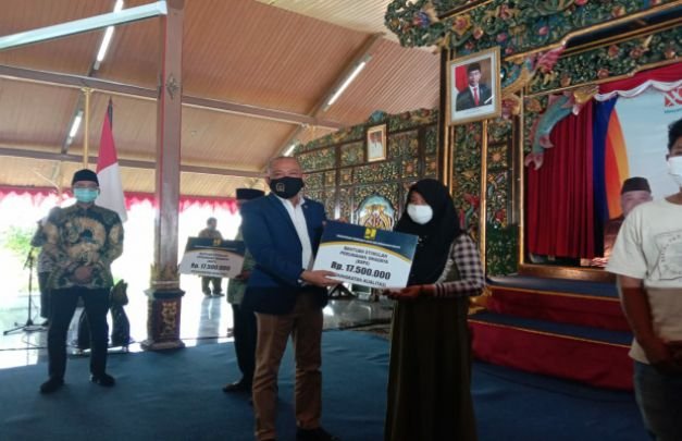 Foto : Syafiudin Asmoro, Anggota Komisi V DPR RI saat memberikan bantuan pada masyarakat Bangkalan. 