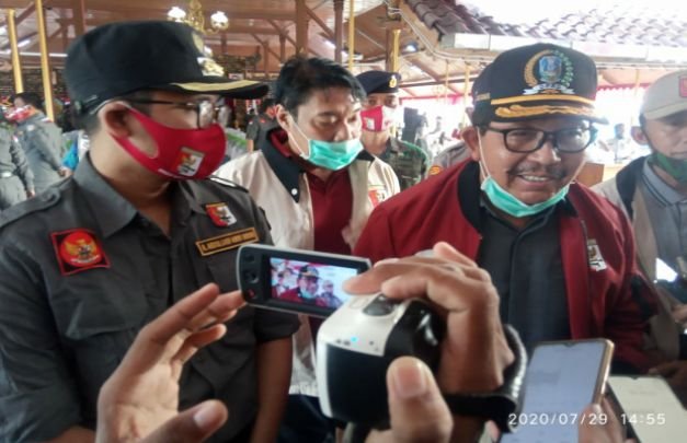 Foto : Ketua Perbakin Jatim Mayjen TNI (Purn) Istu Hari Subagio bersama Bupati Bangkalan, R Abdul Latif Amin Imron. 