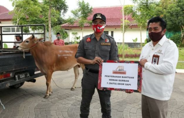 Foto : Amrullah Direktur SDM dan Umum PT Adiluhung Saranasegara Indonesia bersama Bupati Bangkalan, R Abdul Latif Amin Imron. 