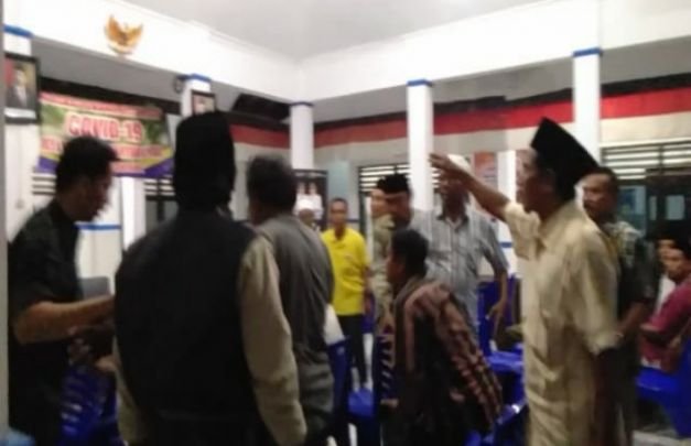 Foto : Rapat di Kelurahan Banyuanyar Sampang Kisruh