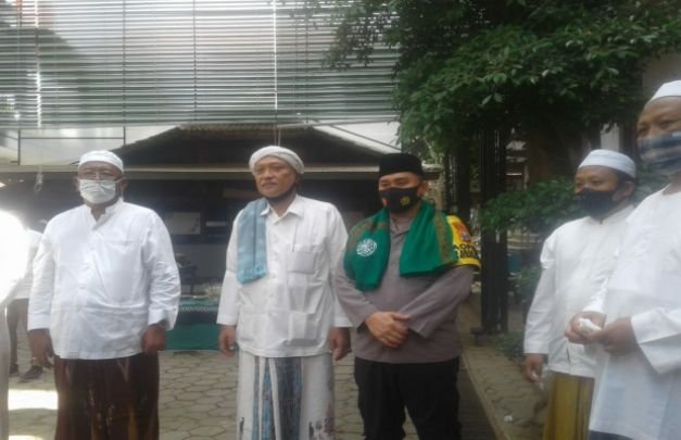 Foto: Kapolda Jawa Timur bersama Pengasuh Pon Pes Al Hamidy Banyuanyar