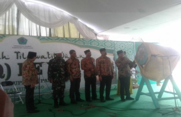 Foto: Wakil Bupati Pamekasan memukul bedug sebagai tanda pembukaan MTQ ke XXIX Tahun 2020