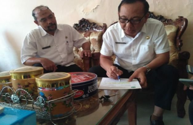 Foto: Budi Irianto Memegang Berkas Saat Memberikan Keterangan Kepada Memoonline.co.id