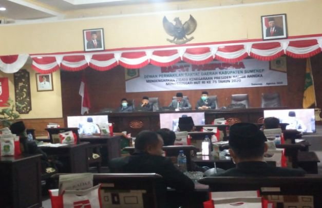 Foto: Suasan rapat paripurna di gedung DPRD Sumenep saat mendengarkan pidato presiden