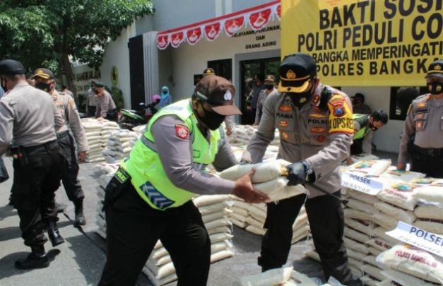 Foto : Kapolres Bangkalan, AKBP Rama Samtama Putra Mendistribusikan Beras 