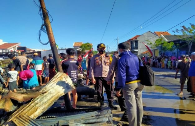 Foto: Wakapolres Pamekasan Saat Turun Langsung Ke Lokasi Kebakaran