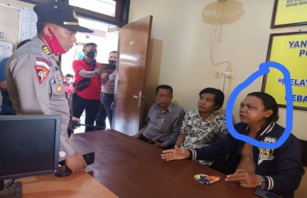 Foto: Dalam lingkaran, Kholik wartawan yg menjadi korban pengeroyokan