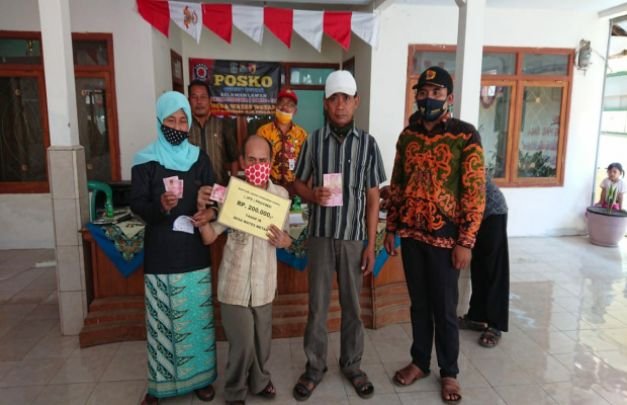Foto: Kades Wates Wetan (berbaju batik), saat menyerahkan bantuan