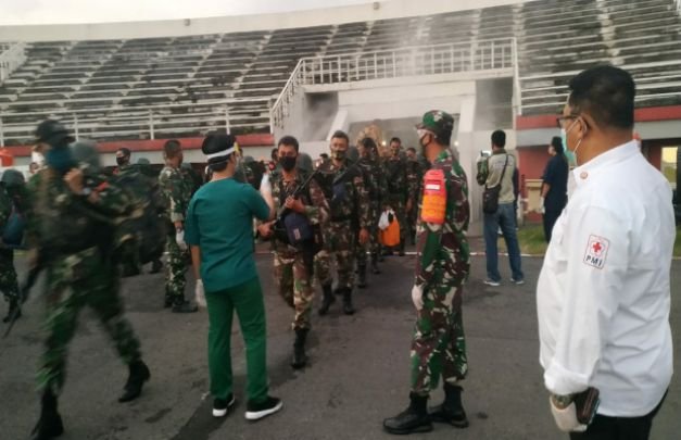 Foto: Para prajurit TNI saat jalani pemeriksaan protokol kesehatan di stadion Jember.