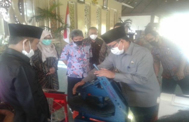 Foto: Bupati Pamekasan saat mengecek bantuan peralatan dari Bank Jatim