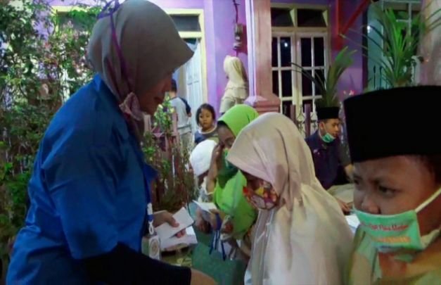 Foto: Salah seorang perwakilan Karang Taruna Abiyasa Dharma Nusantara, memberikan santunan