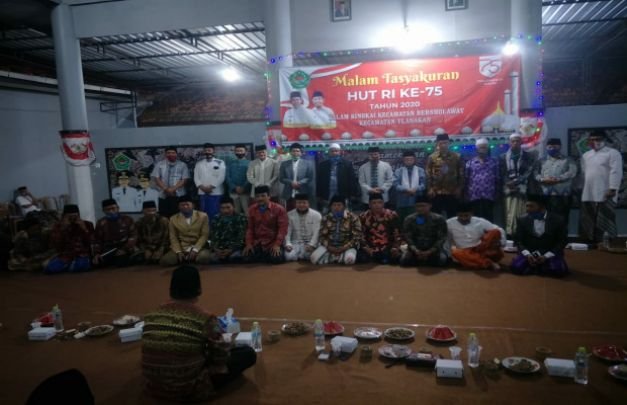 Foto: Kegaiatan Malem Tasyakuran Di Pendopo Kecamatan Tlanakan