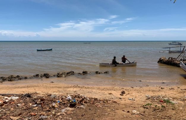 Foto: Dua orang saksi mata saat menepikan perahu milik korban 