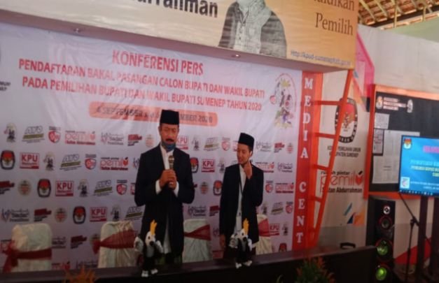 Foto: Fatta Jasin - Kiai Fikri beri penjelasan terkait perjalanannya sebelum menuju KPU saat konferensi pers