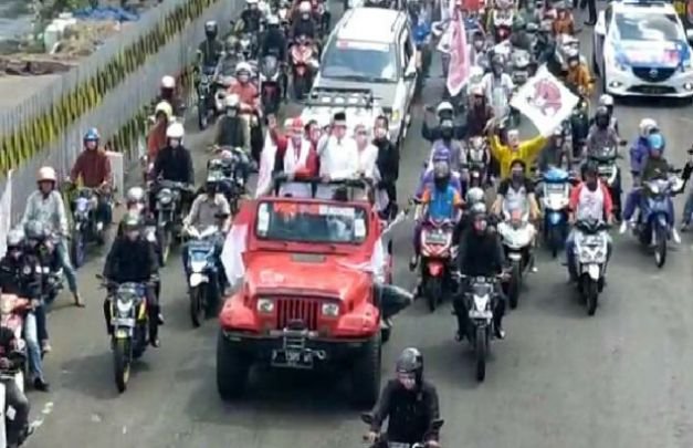 Foto: Diatas mobil Jeep merah, pasangan Faida-Vian dikawal ketat relawannya
