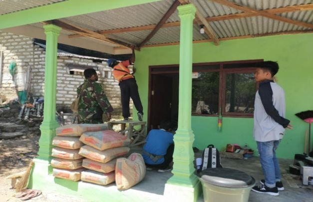 Foto: Petugas PLN Saat Pasang Instalasi Listrik Gratis Di Rumah Ibu Riha