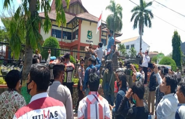 Foto: Pendemo saat berusaha menaiki pagar dihadang petugas
