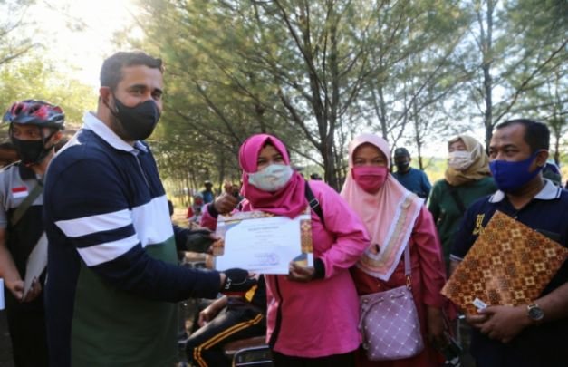 Foto : Walikota Probolinggo Menyerahkan Langsung Hadiah Pemenang Lomba