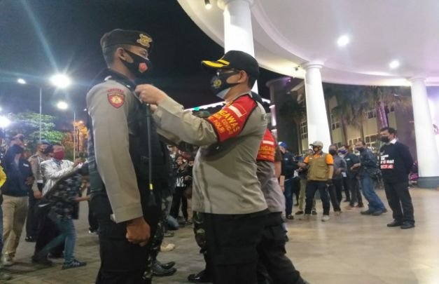 Foto: Kapolres Batu saat memakaikan rompi secara simbolis kepada tim pemburu protokol kesehatan.
