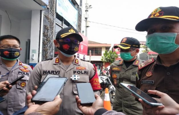 Foto: Kajari bersama Kapolres, Kasat Pol PP Kota Batu saat kegiatan operasi yustisi.