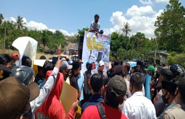 Foto: Dijaga ketat, puluhan massa saat menyampaikan tuntutannya di pintu masuk KPU Sumenep
