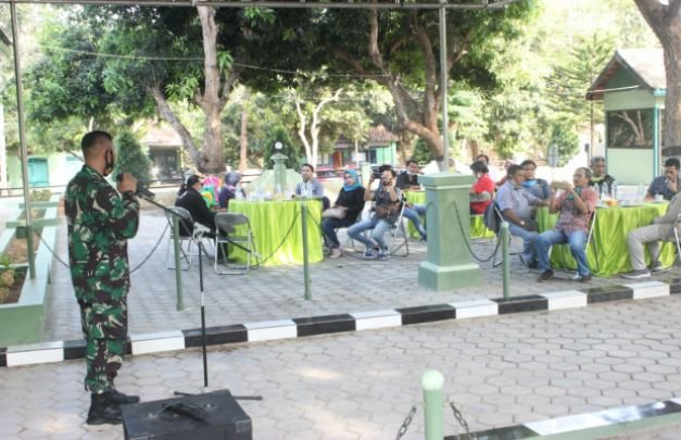 Foto: Dandim 0826/Pamekasan Bersama Wartawan Usai Diskusi dan Ngopi Santai