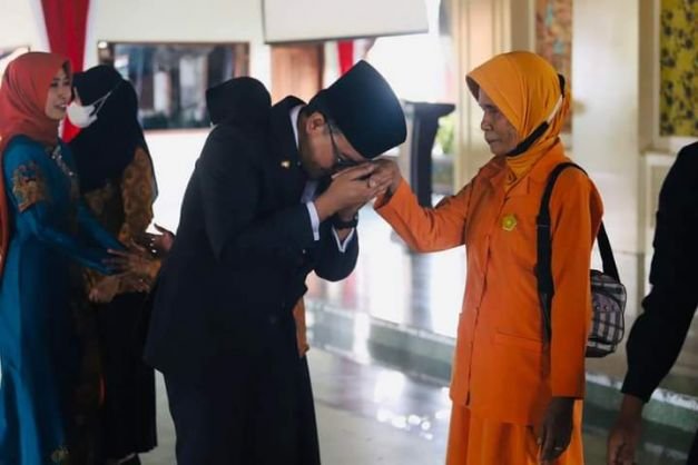 Foto : Bupati Pamekasan, Baddrut Tamam saat memberikan tali asih kepada para mantan pejuang Veteran saat peringati hari Kesaktian Pancasila di Mandhapa Agung Ronggosukowati. Sabtu (01/10/2022).