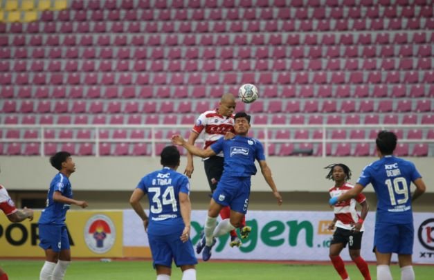 Foto: Laga Madura United vs PSIS Semarang di pekan ke-12