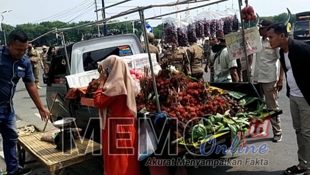 Foto: Satpol PP Kabupaten Sampang  razia  PKL di depan alun - alun Trunojoyo Sampang 