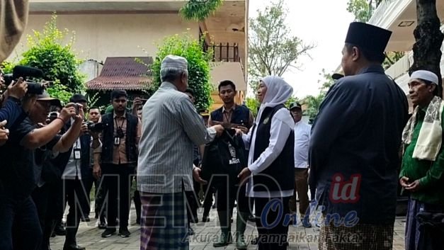 Gubernur Jatim Khofifah Indar parawansa memberikan bantuan kepada pengasuh Ponpes As Syirojiyah Sampang 