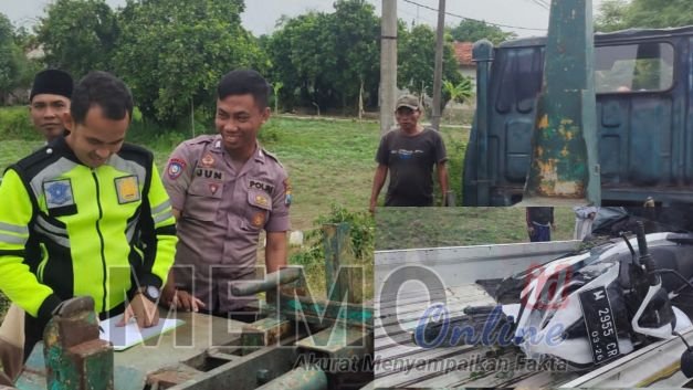 Petugas dari Satlantas Polres Sampang saat evakuasi di TKP