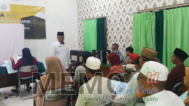 Foto : Kemenag Sampang Abdul Wafi (berdiri pakai baju putih) saat memantau proses perekaman foto di kantor Kemenag Sampang 